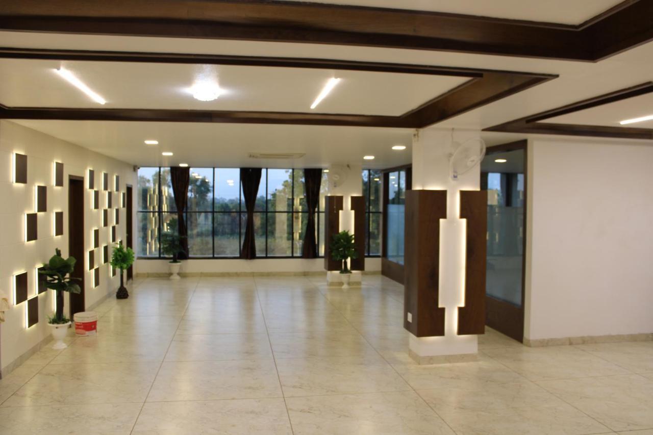 Hotel The Grand Piano - Best Business Hotel In Patan Екстер'єр фото