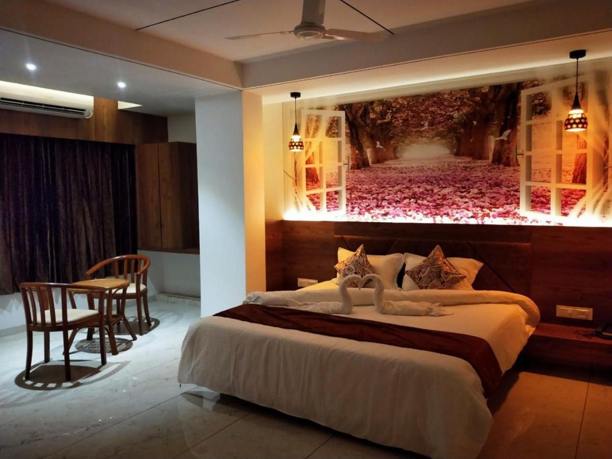 Hotel The Grand Piano - Best Business Hotel In Patan Екстер'єр фото