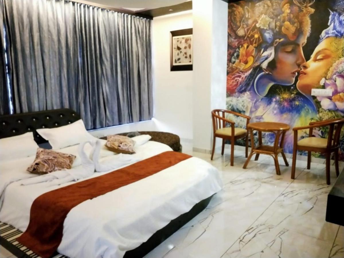 Hotel The Grand Piano - Best Business Hotel In Patan Екстер'єр фото