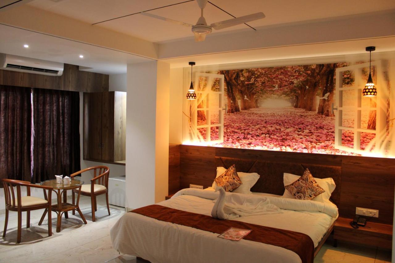 Hotel The Grand Piano - Best Business Hotel In Patan Екстер'єр фото