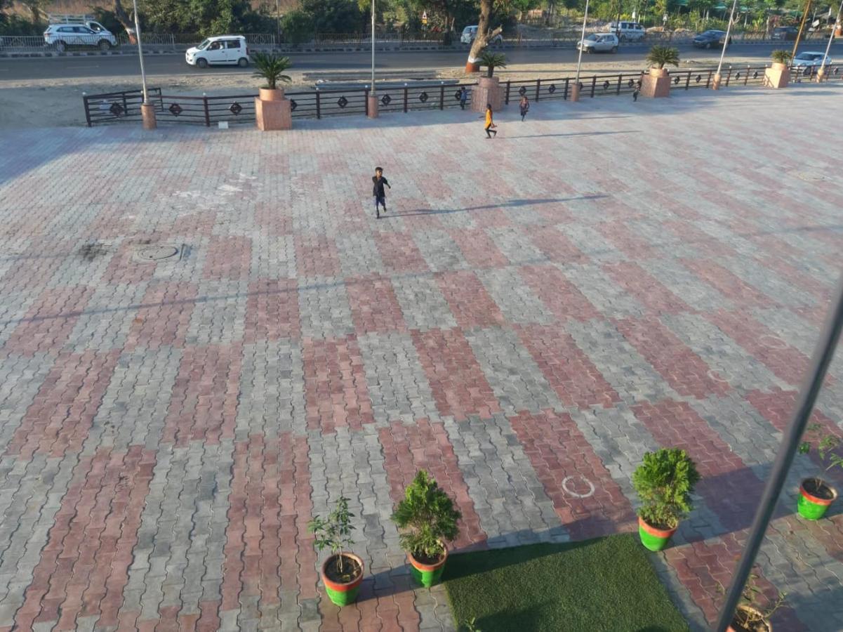 Hotel The Grand Piano - Best Business Hotel In Patan Екстер'єр фото