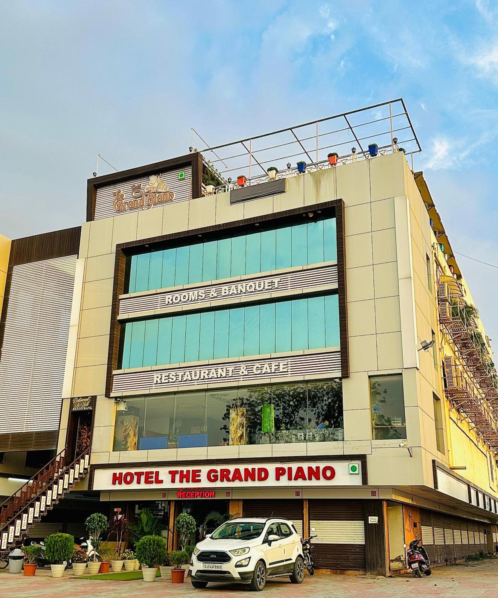 Hotel The Grand Piano - Best Business Hotel In Patan Екстер'єр фото