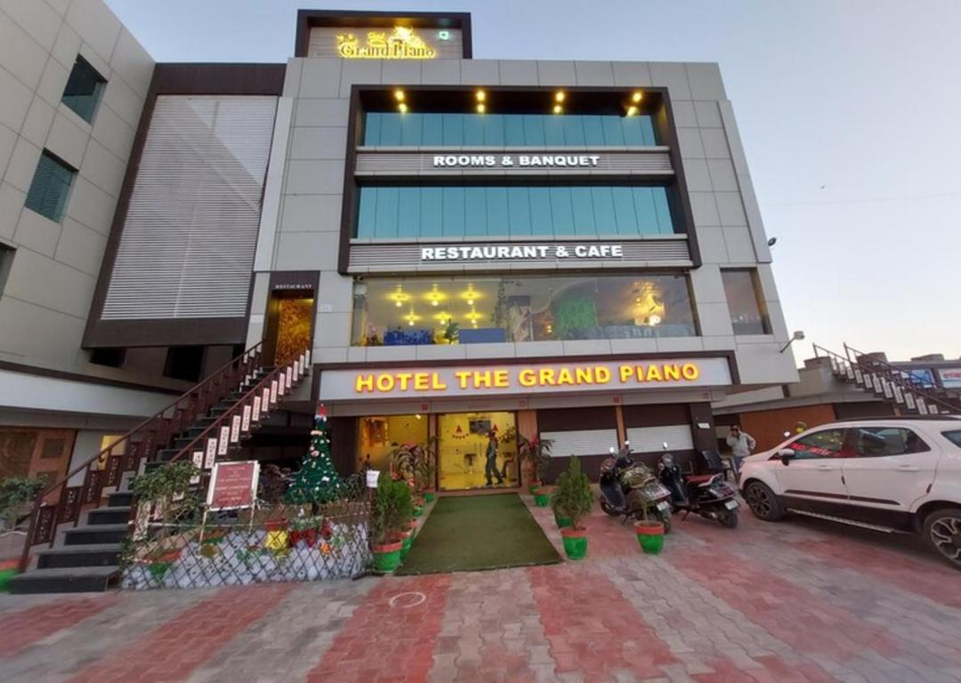 Hotel The Grand Piano - Best Business Hotel In Patan Екстер'єр фото