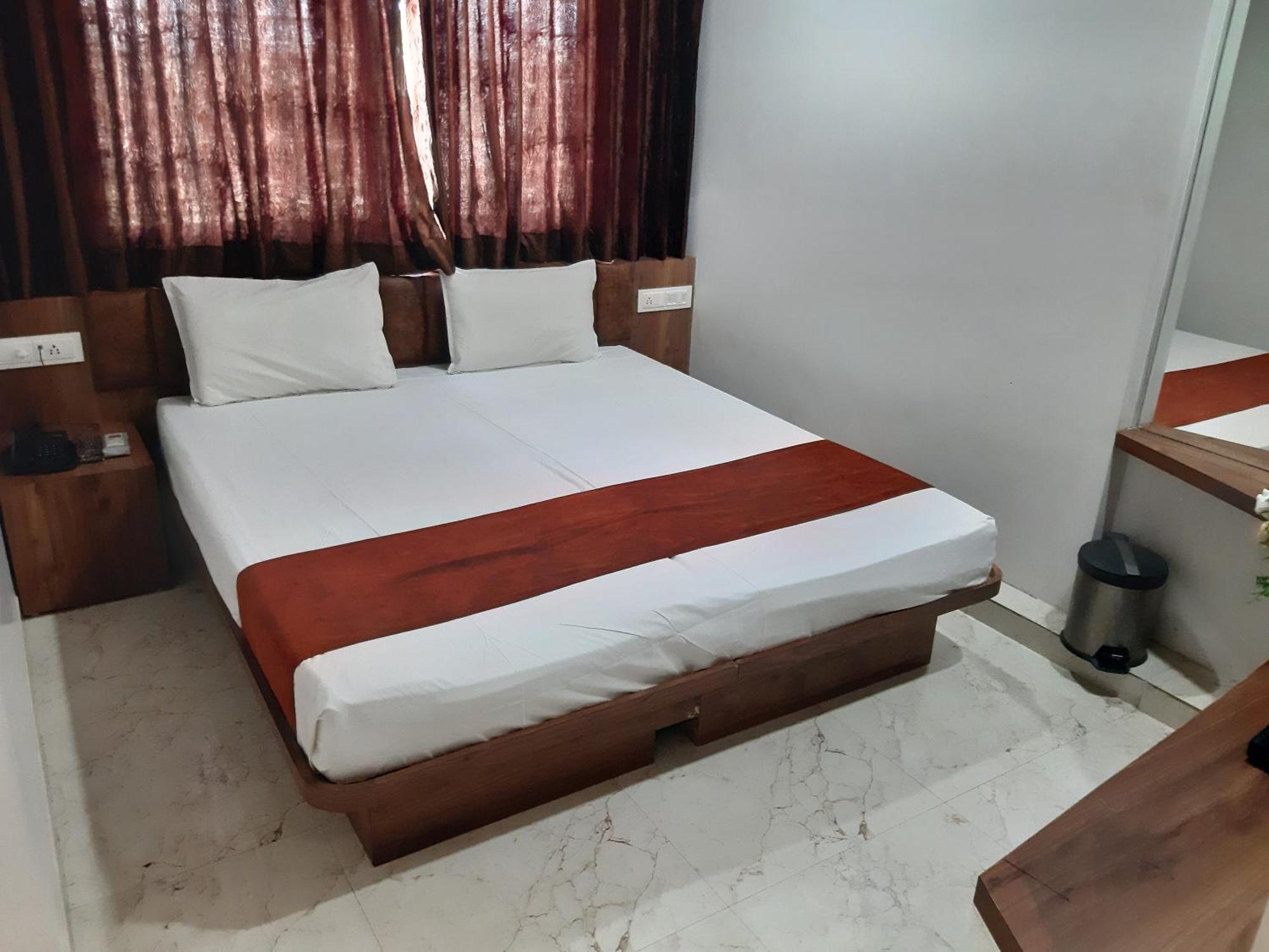 Hotel The Grand Piano - Best Business Hotel In Patan Екстер'єр фото