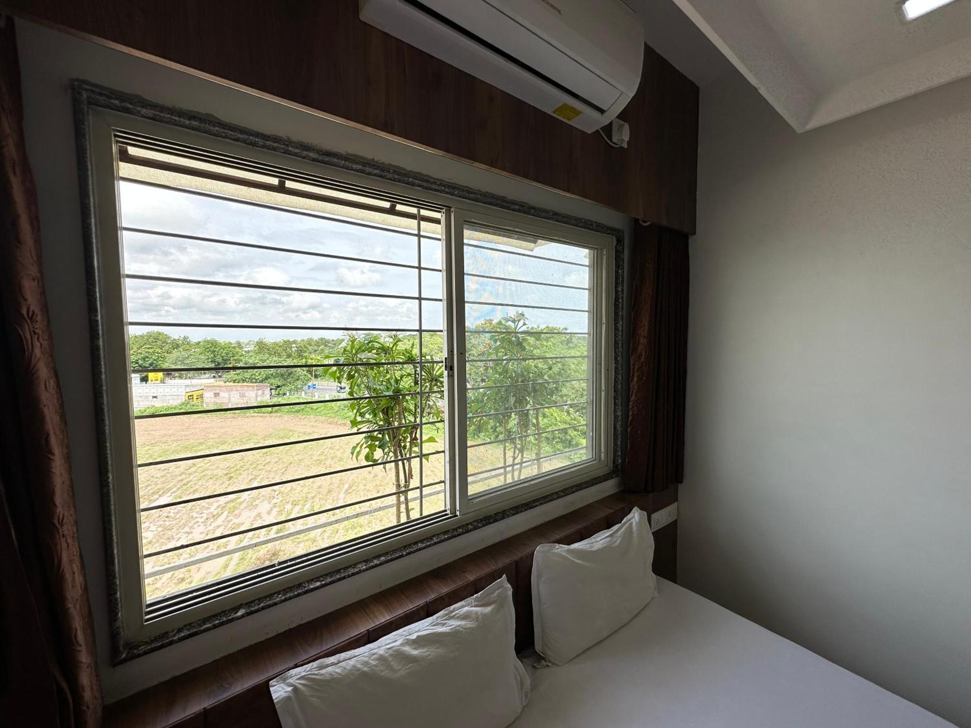 Hotel The Grand Piano - Best Business Hotel In Patan Екстер'єр фото