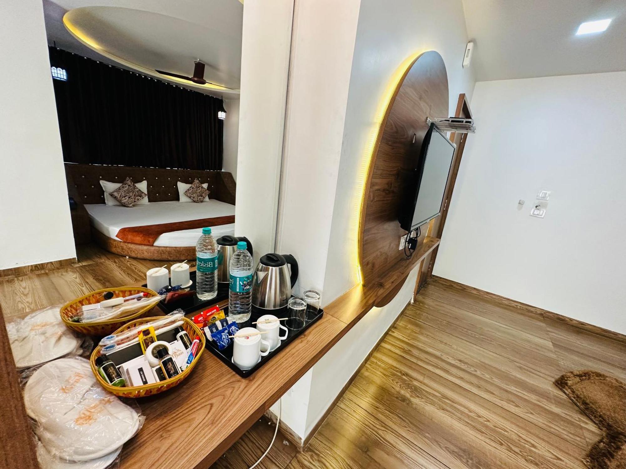 Hotel The Grand Piano - Best Business Hotel In Patan Екстер'єр фото